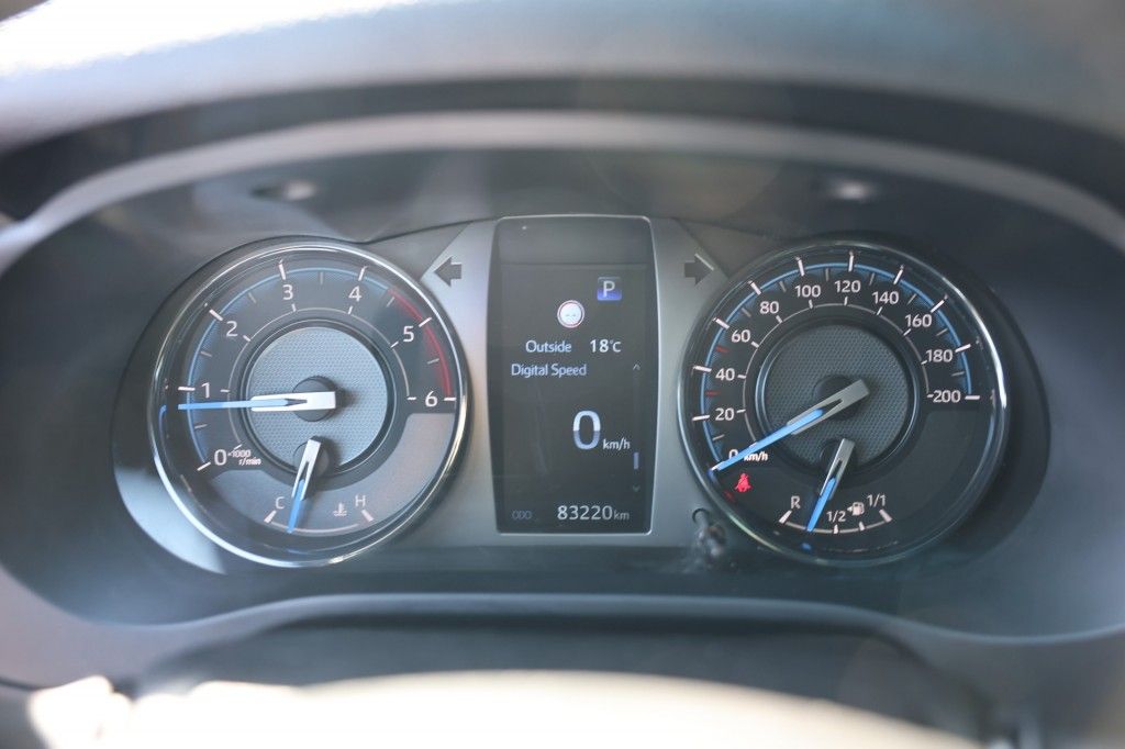 Toyota Hilux 2.8 D-4D DUBBEL CABINE INVINCIBLE A/T 4WD 2 ZITS VAN