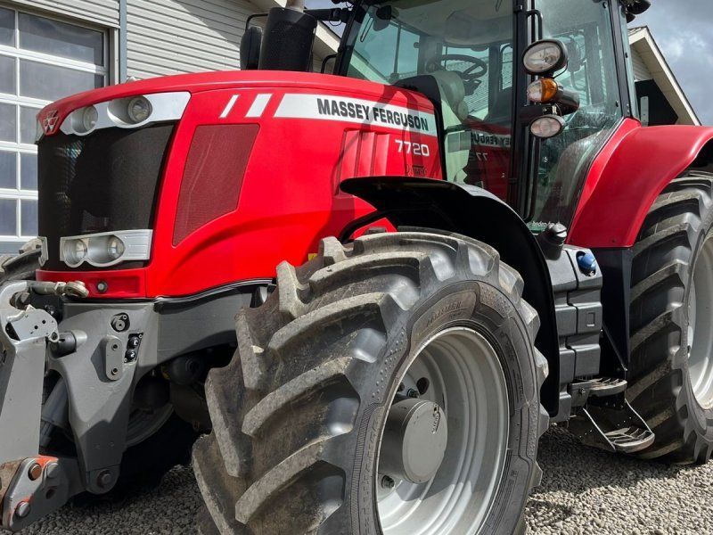 Massey Ferguson 7720 Med frontlift og 4stk næsten nye dæk.