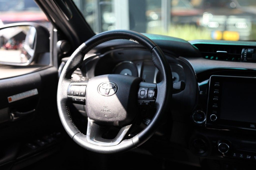 Toyota Hilux 2.8 D-4D DUBBEL CABINE INVINCIBLE A/T 4WD 2 ZITS VAN