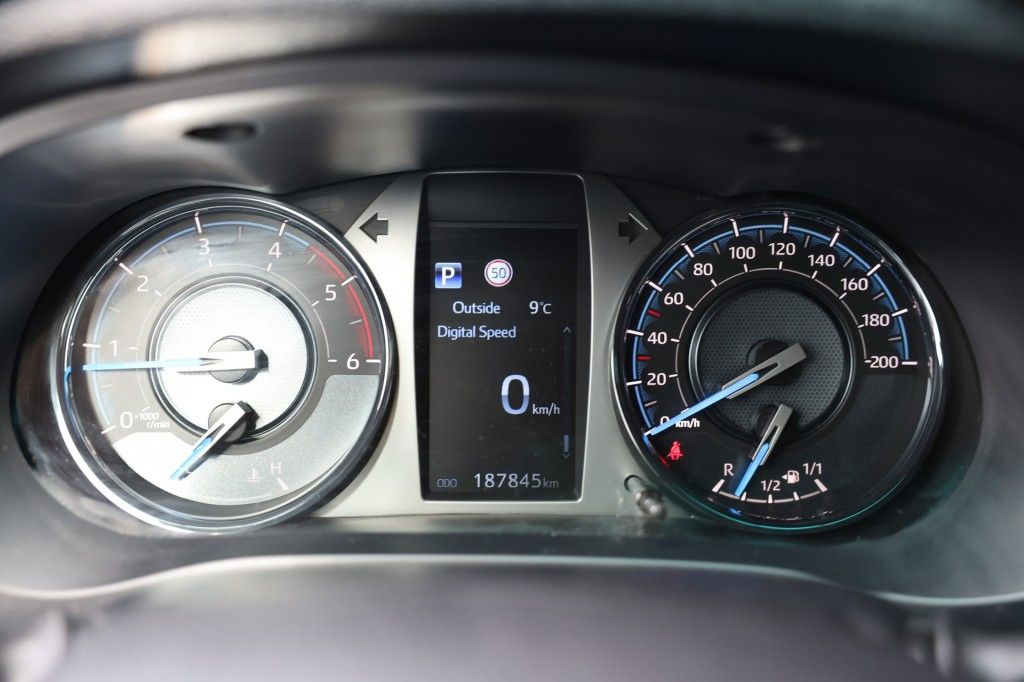 Toyota Hilux 2.8 D-4D DUBBEL CABINE INVINCIBLE A/T 4WD 2 ZITS VAN