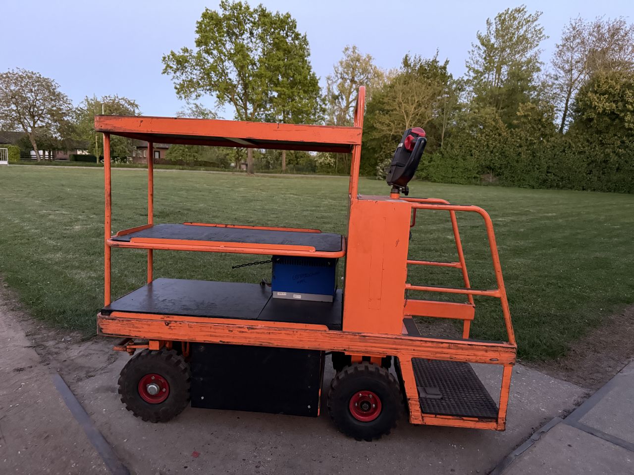 Elektrisch verrijdbare gereedschapwagen werktafel