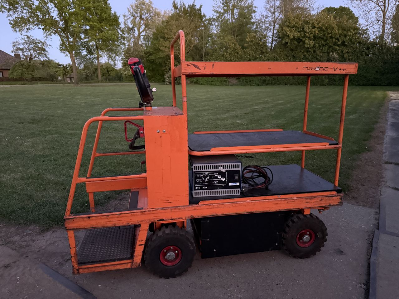 Elektrisch verrijdbare gereedschapwagen werktafel