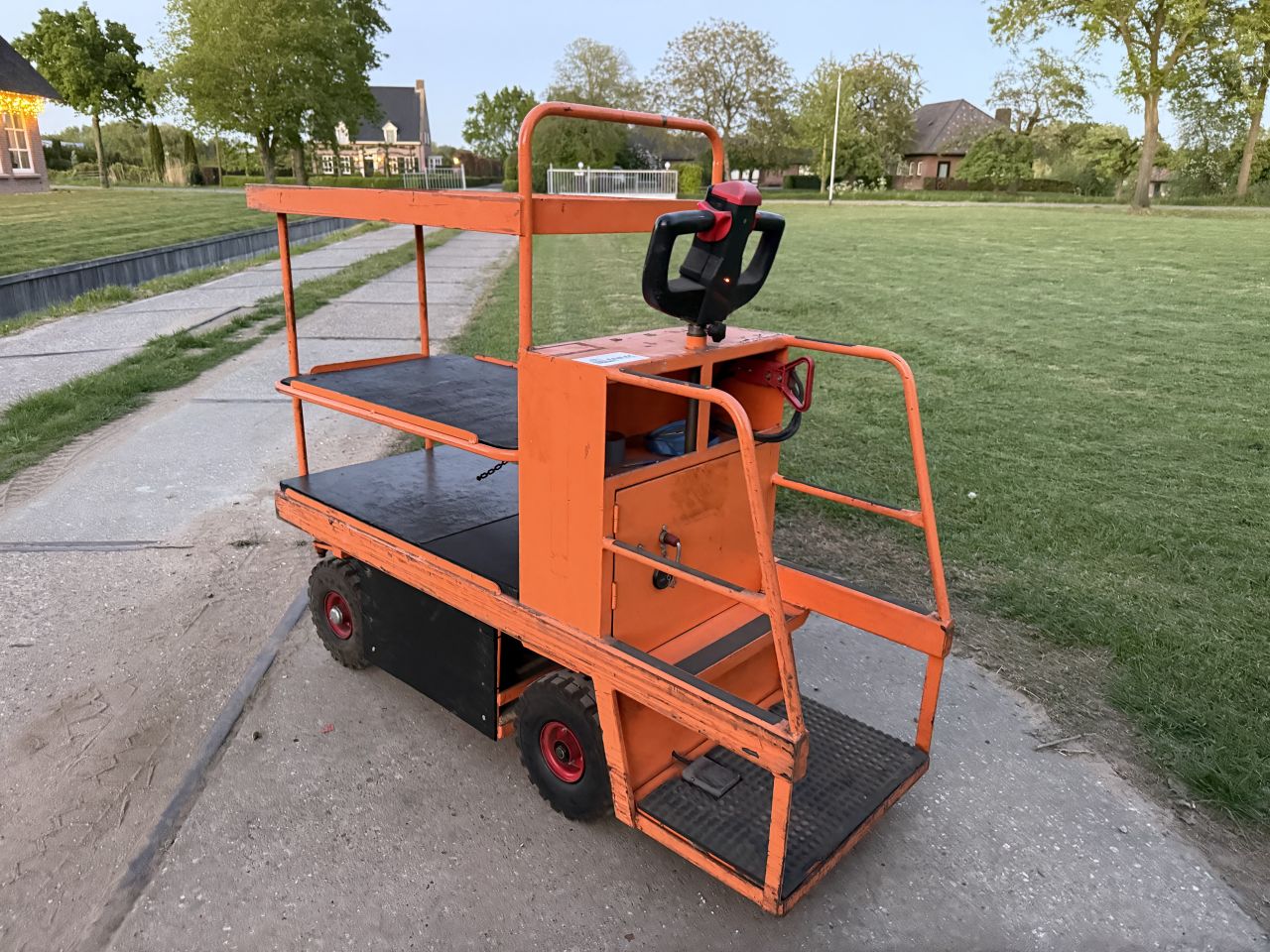 Elektrisch verrijdbare gereedschapwagen werktafel
