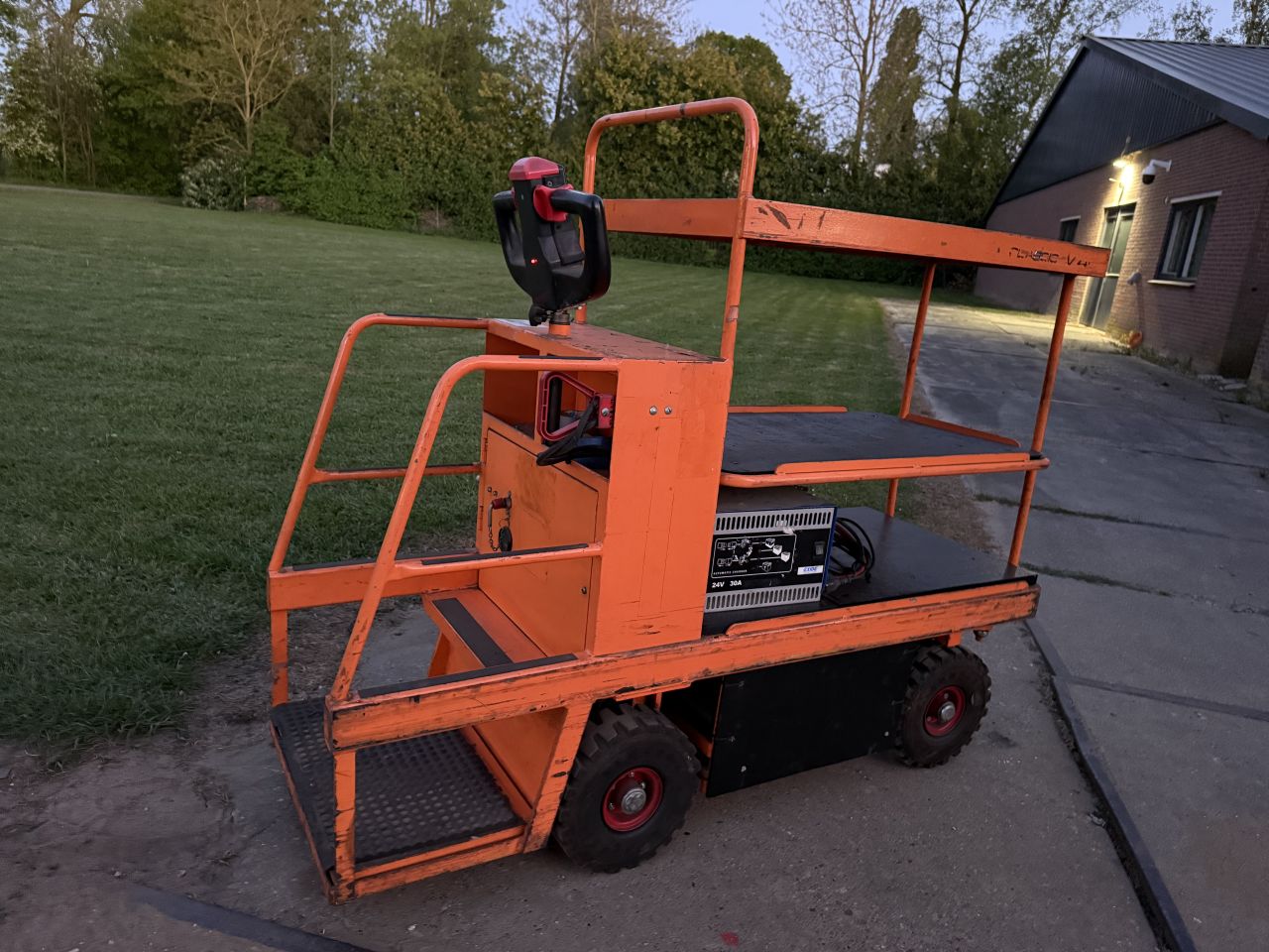 Elektrisch verrijdbare gereedschapwagen werktafel