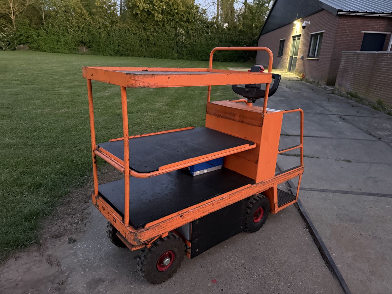 Elektrisch verrijdbare gereedschapwagen werktafel