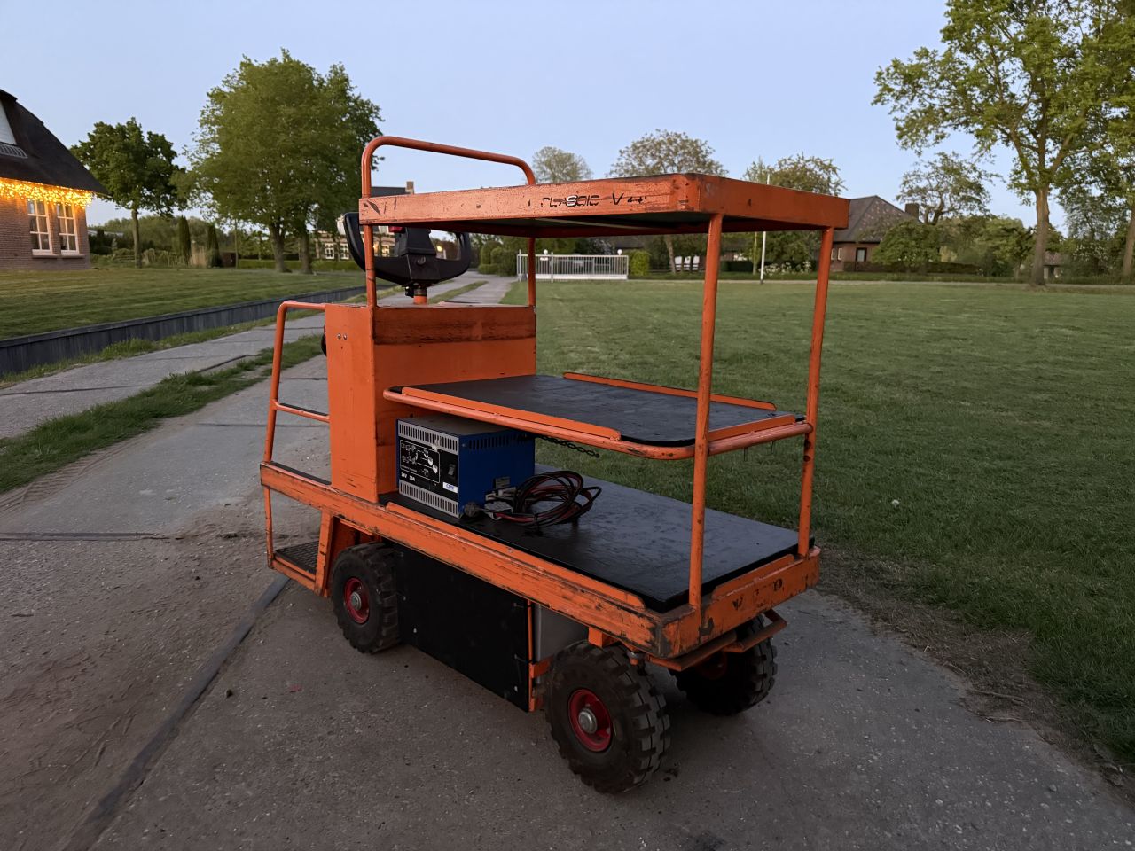 Elektrisch verrijdbare gereedschapwagen werktafel