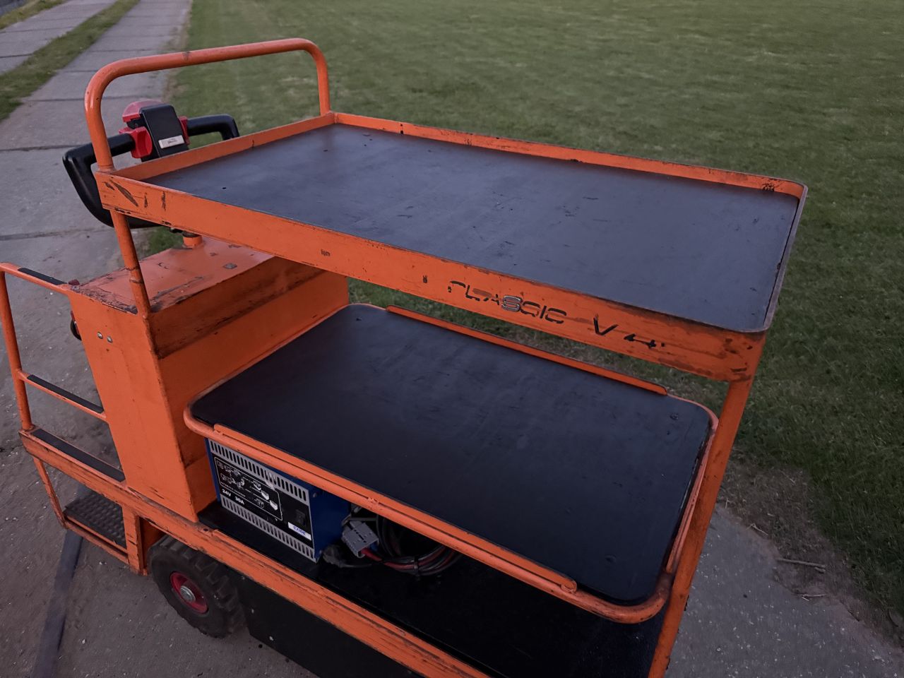 Elektrisch verrijdbare gereedschapwagen werktafel