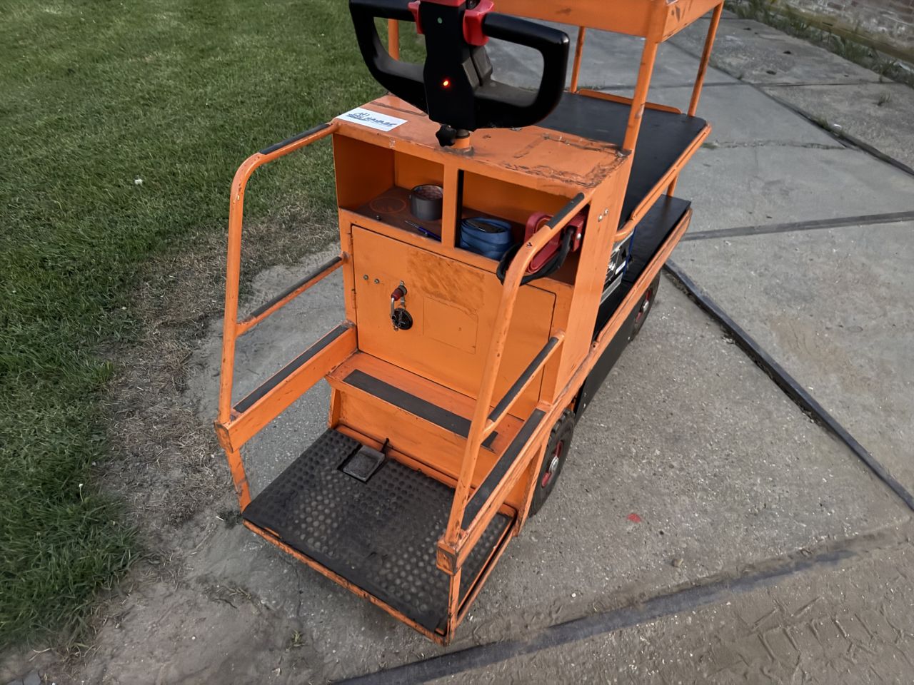 Elektrisch verrijdbare gereedschapwagen werktafel