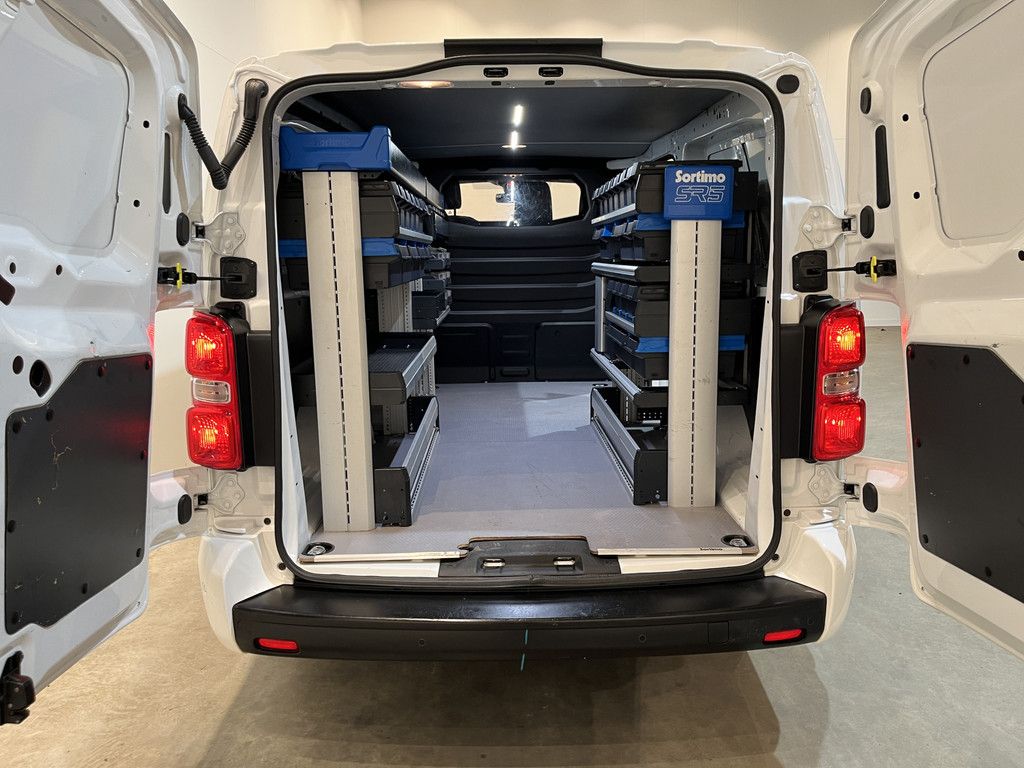 Peugeot Expert 2.0 BlueHDI 120 Long Premium 123 PK Automaat / Servicebus / Sortimo Inrichting / Euro 6 / Schuifdeur L + R / Airco / Cruise Control / Camera / CarPlay / 3-Zits