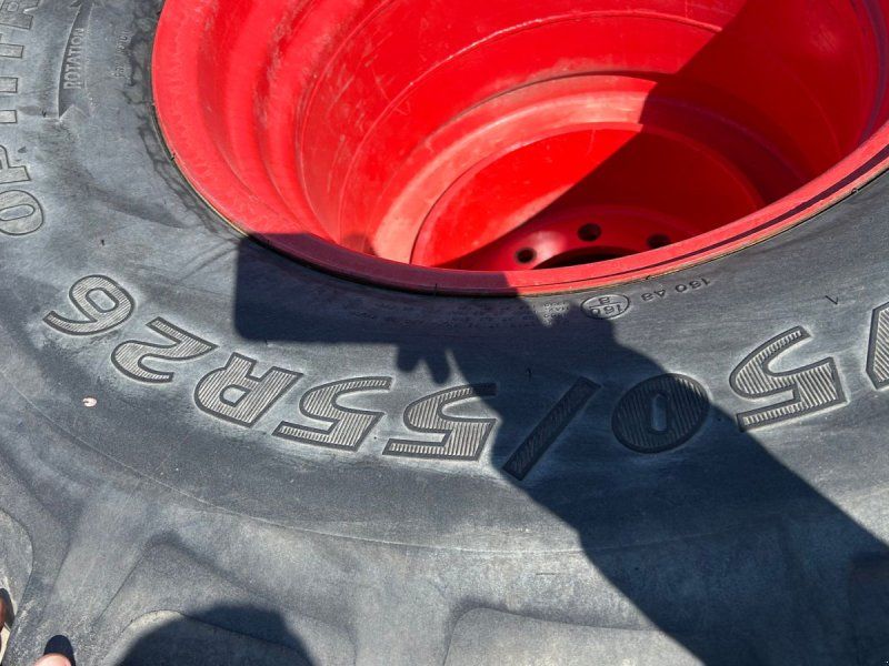 BKT 900/50R42 + 750/55R26