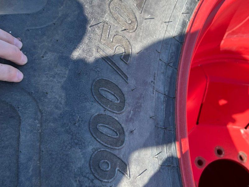 BKT 900/50R42 + 750/55R26