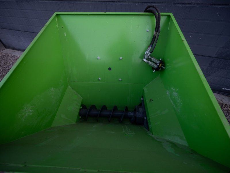 Avant Topdresser