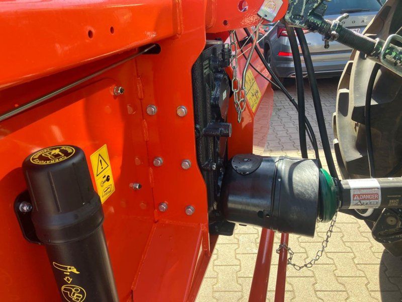 Kubota BC1200 Schwanenhalsauswurf