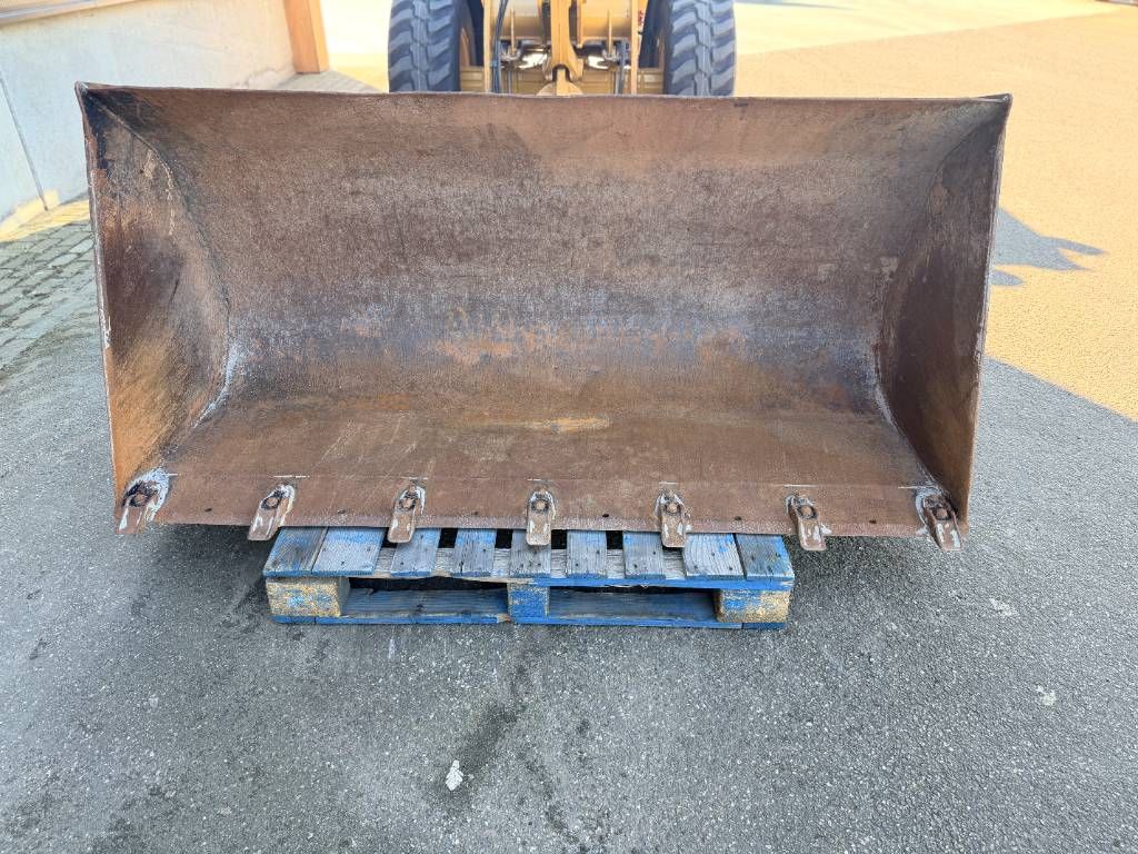 CAT 908M | NEW TYRES