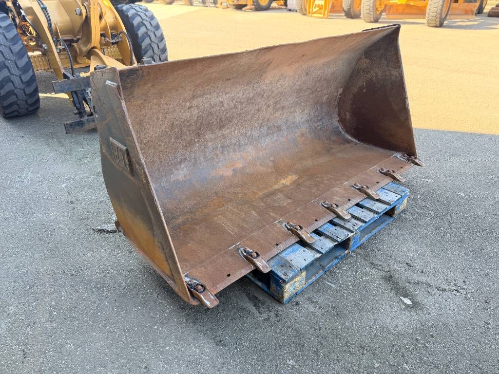 CAT 908M | NEW TYRES