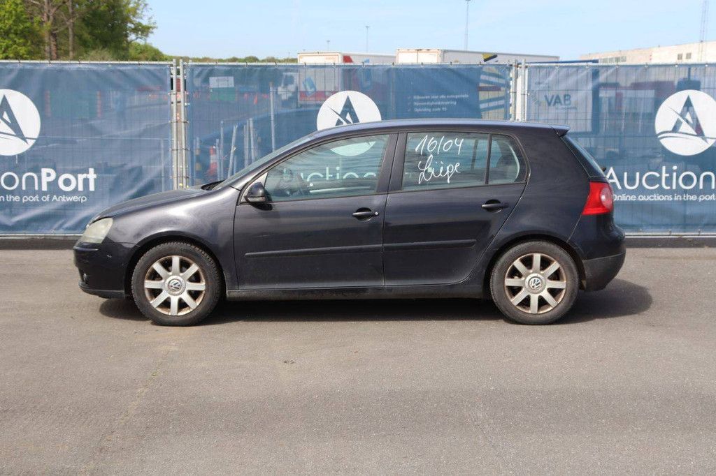 Passenger car Volkswagen Golf Petrol 105hp 2004 (Margin)