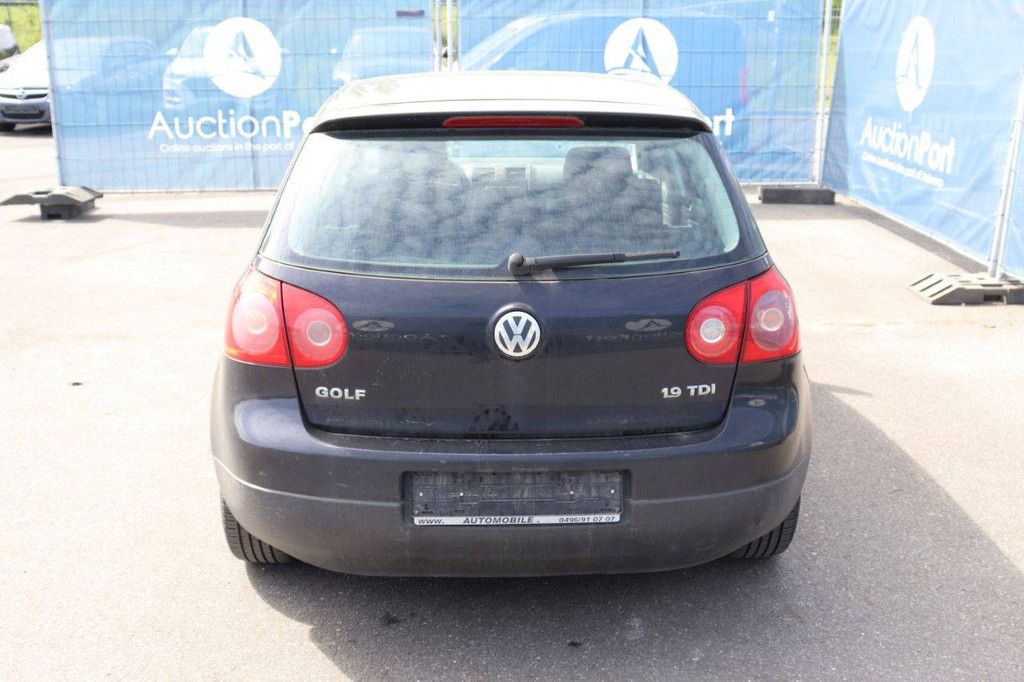 Passenger car Volkswagen Golf Petrol 105hp 2004 (Margin)
