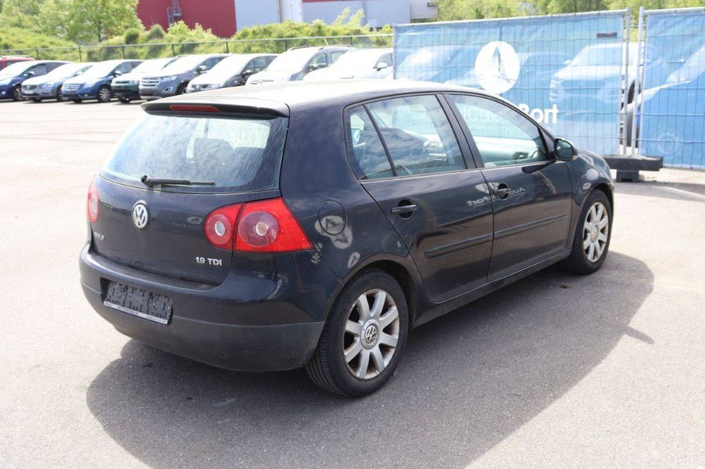 Passenger car Volkswagen Golf Petrol 105hp 2004 (Margin)