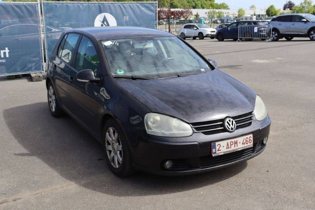 Passenger car Volkswagen Golf Petrol 105hp 2004 (Margin)