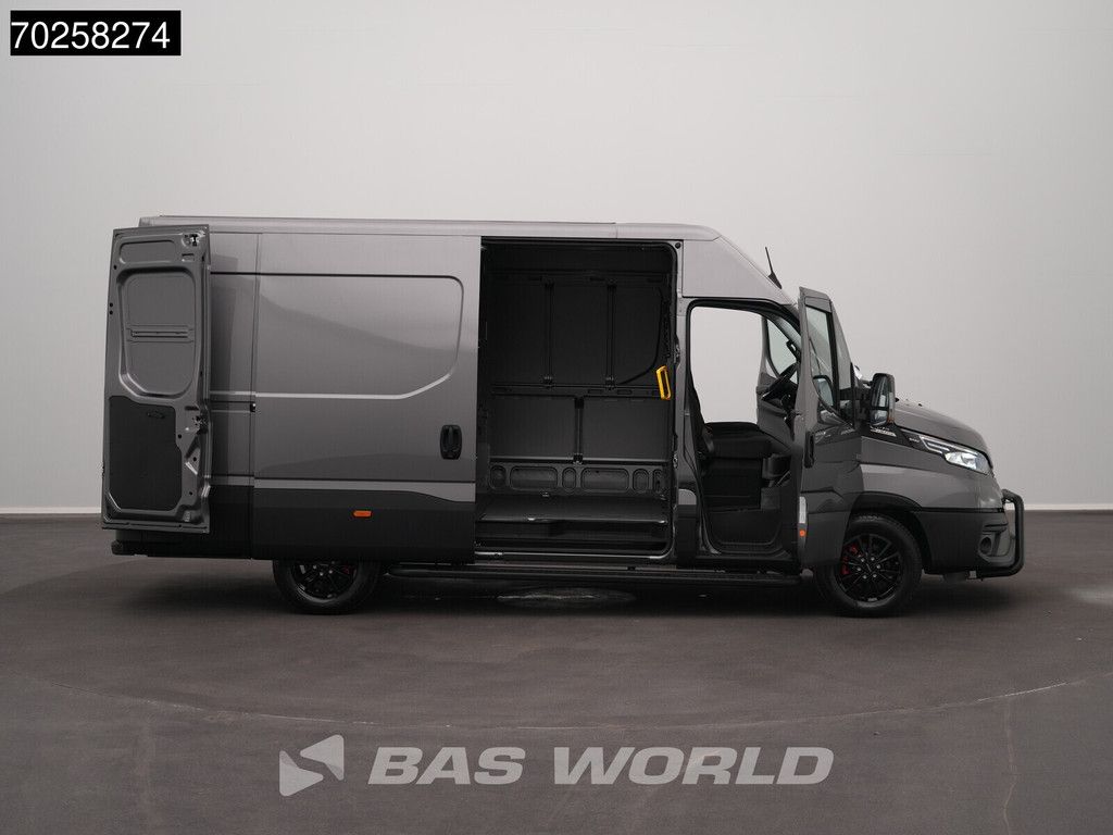 Iveco Daily 35S21 BPM VRIJ! 3.0L Black Edition Automaat 210PK L2H2 2025-Model 3,5t Trekvermogen ACC LED CarPlay Camera Parkeersensoren Euro6 L2 12m3 A/C