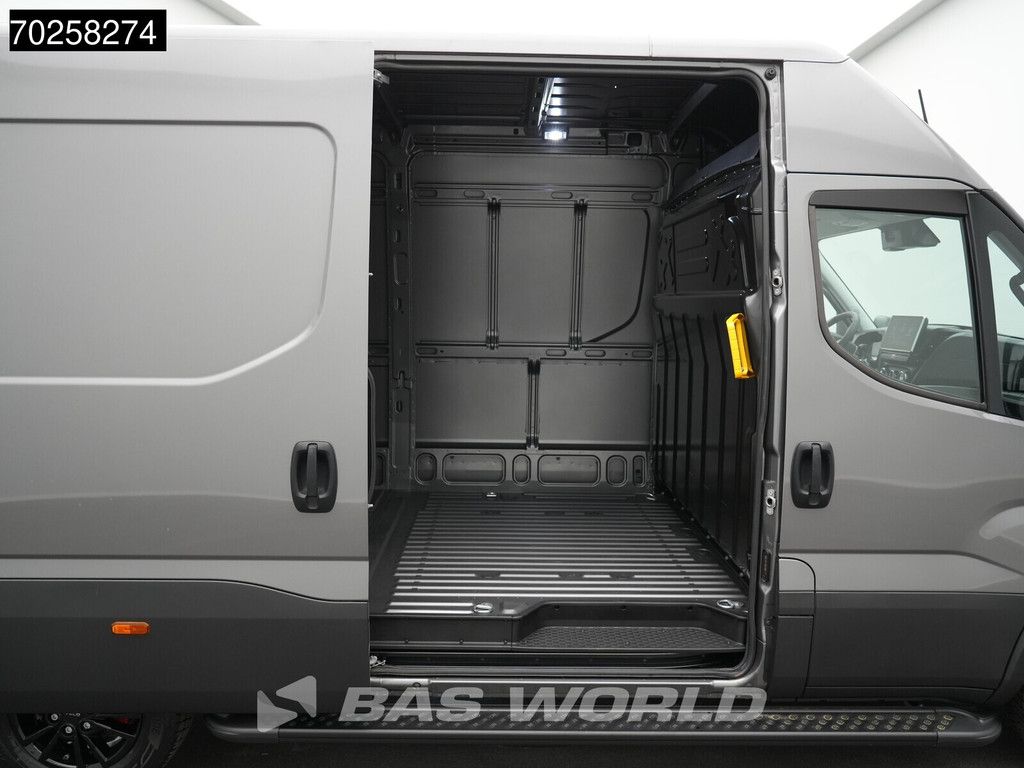 Iveco Daily 35S21 BPM VRIJ! 3.0L Black Edition Automaat 210PK L2H2 2025-Model 3,5t Trekvermogen ACC LED CarPlay Camera Parkeersensoren Euro6 L2 12m3 A/C
