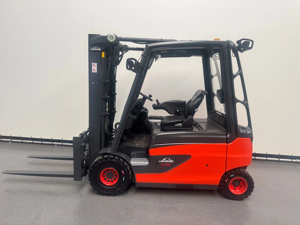 Linde 387 E 25 L-01. Inclusief nieuwe accu
