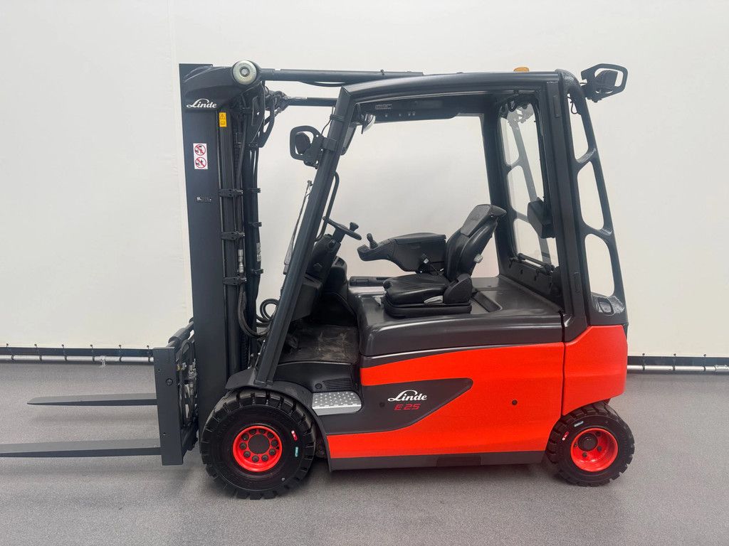 Linde 387 E 25 L-01. Inclusief nieuwe accu