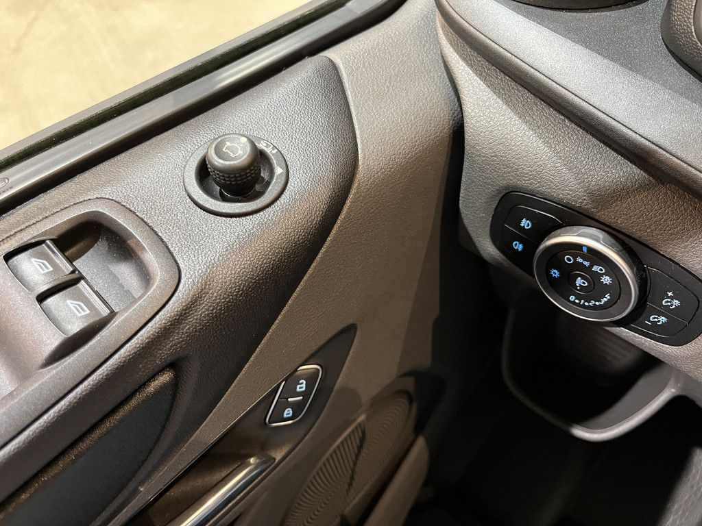 Ford Transit Custom 320 2.0 TDCI L2H1 Trend 130 PK Automaat / Euro 6 / Airco / Camera / Trekhaak / Imperiaal / Cruise Control / 77.300 KM !!