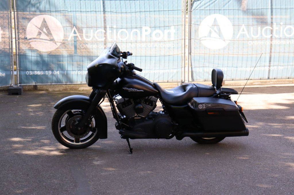 Harley-Davidson Street Glide Motorcycle Gasoline 2010 (Margin)