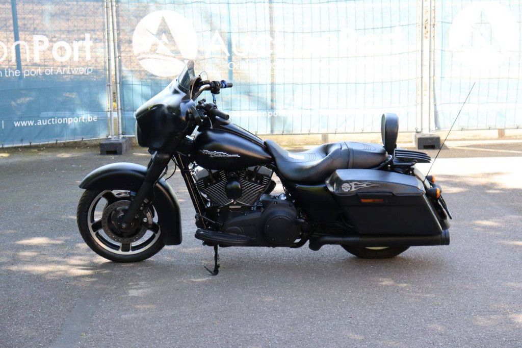Harley-Davidson Street Glide Motorcycle Gasoline 2010 (Margin)