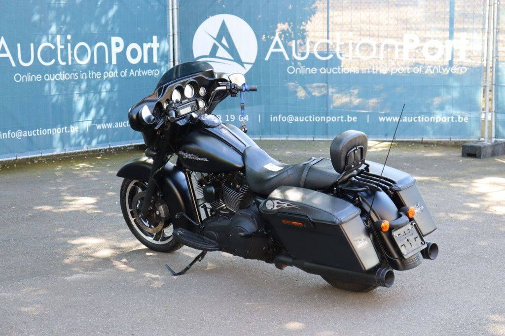 Harley-Davidson Street Glide Motorcycle Gasoline 2010 (Margin)