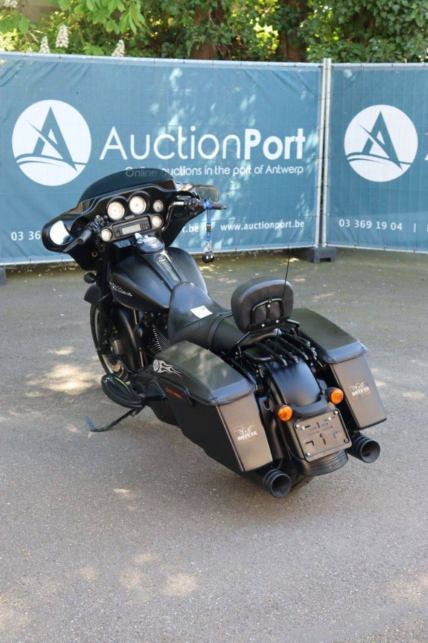 Harley-Davidson Street Glide Motorcycle Gasoline 2010 (Margin)