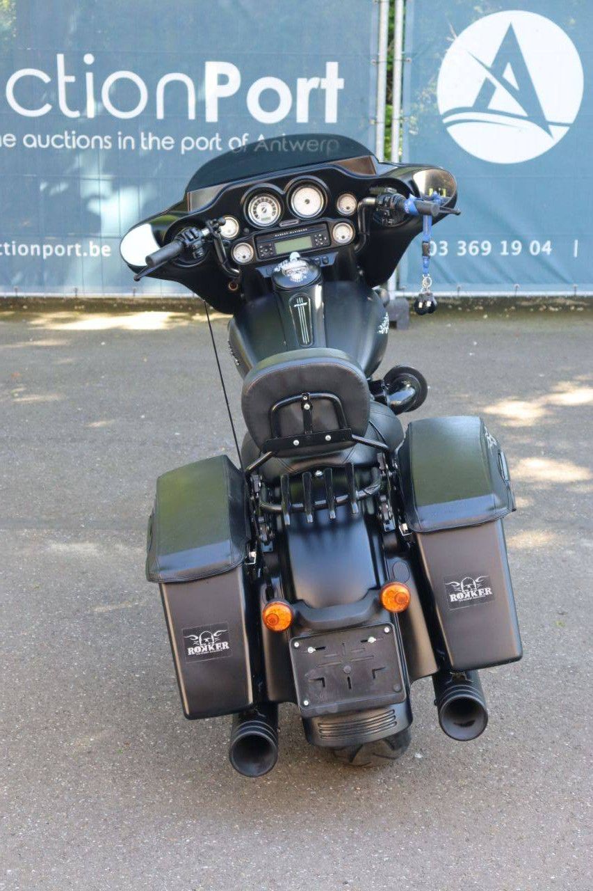 Harley-Davidson Street Glide Motorcycle Gasoline 2010 (Margin)