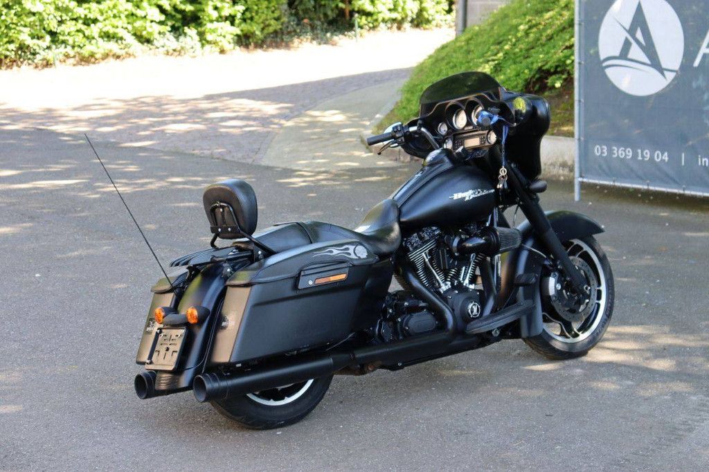 Harley-Davidson Street Glide Motorcycle Gasoline 2010 (Margin)