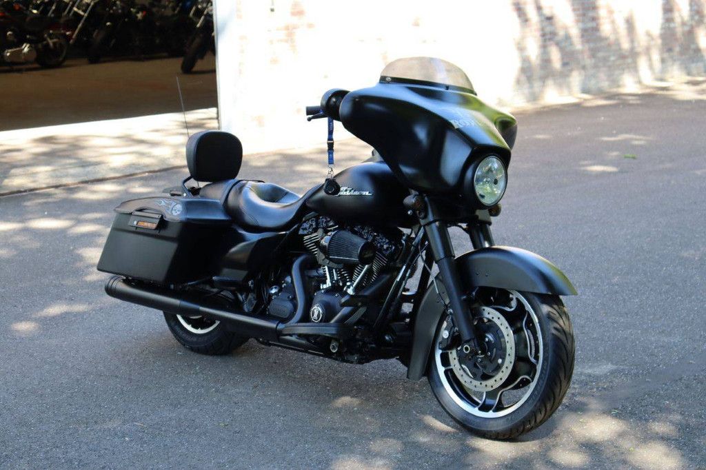 Harley-Davidson Street Glide Motorcycle Gasoline 2010 (Margin)