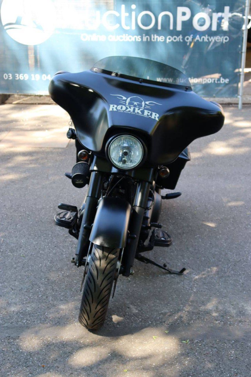 Harley-Davidson Street Glide Motorcycle Gasoline 2010 (Margin)