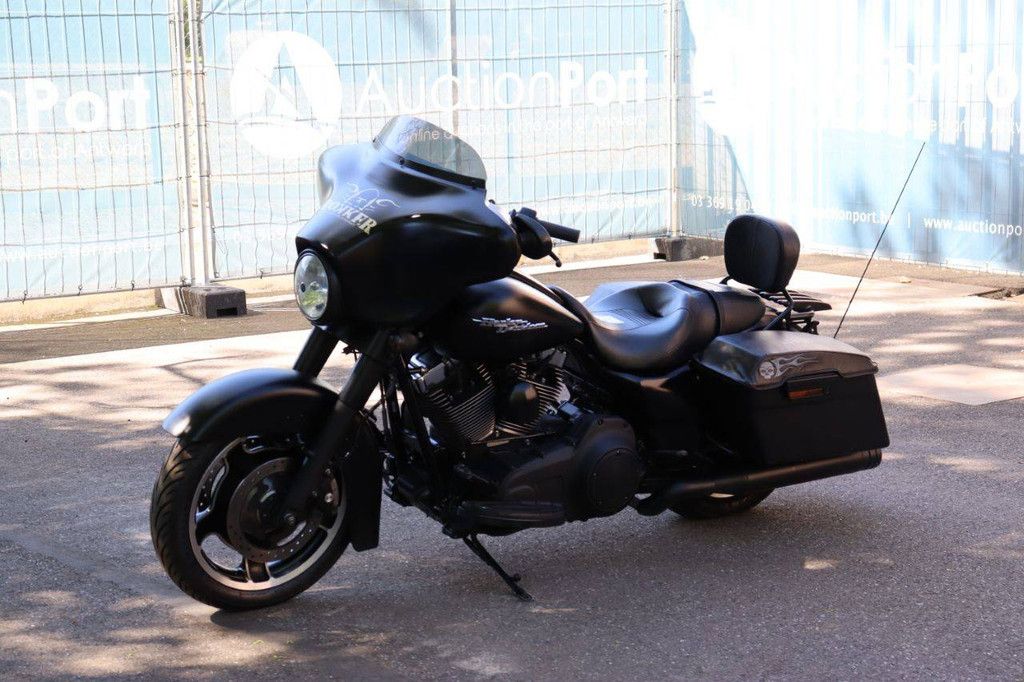 Harley-Davidson Street Glide Motorcycle Gasoline 2010 (Margin)