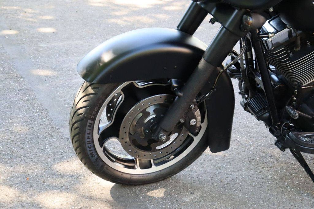 Harley-Davidson Street Glide Motorcycle Gasoline 2010 (Margin)