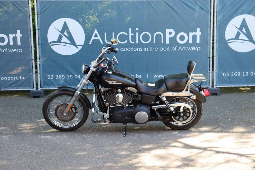 Harley-Davidson Dyna Street Bob Motorrad Benzin 2007