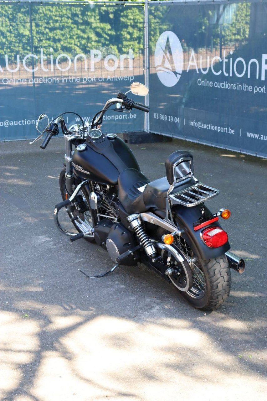 Harley-Davidson Dyna Street Bob Motorrad Benzin 2007