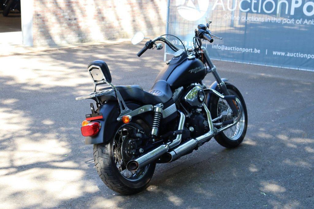 Harley-Davidson Dyna Street Bob Motorrad Benzin 2007