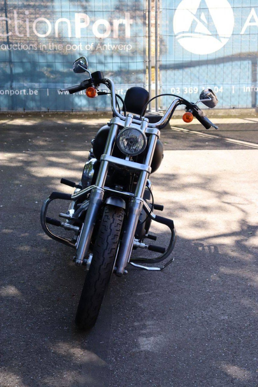 Harley-Davidson Dyna Street Bob Motorrad Benzin 2007