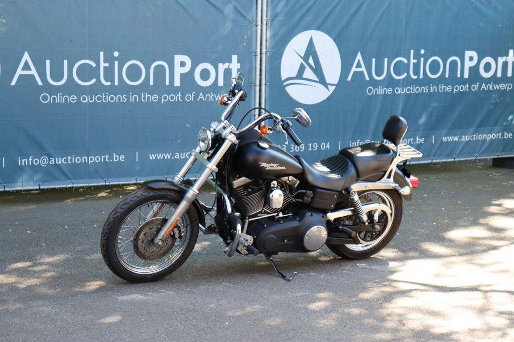 Harley-Davidson Dyna Street Bob Motorrad Benzin 2007