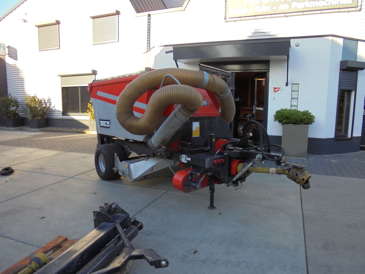 Trilo SG300 veeg/zuig/verticuteer combi