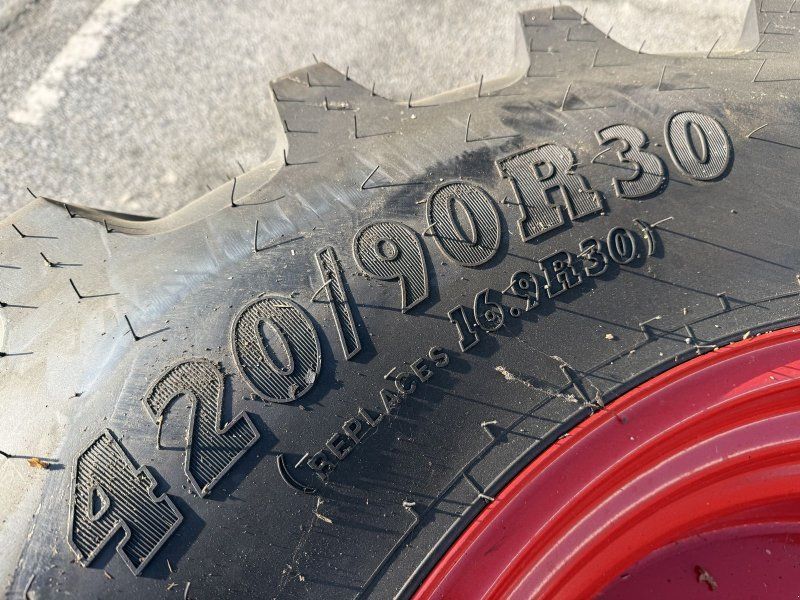 BKT 420/90 R30   (16.9 R30)