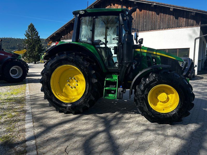 John Deere 6090M