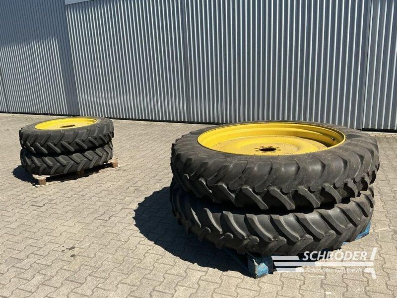 John Deere PFLEGERÄDER 2X 270/95R32 + 2X 13.6R48