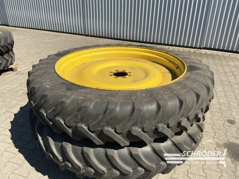 John Deere PFLEGERÄDER 2X 270/95R32 + 2X 13.6R48