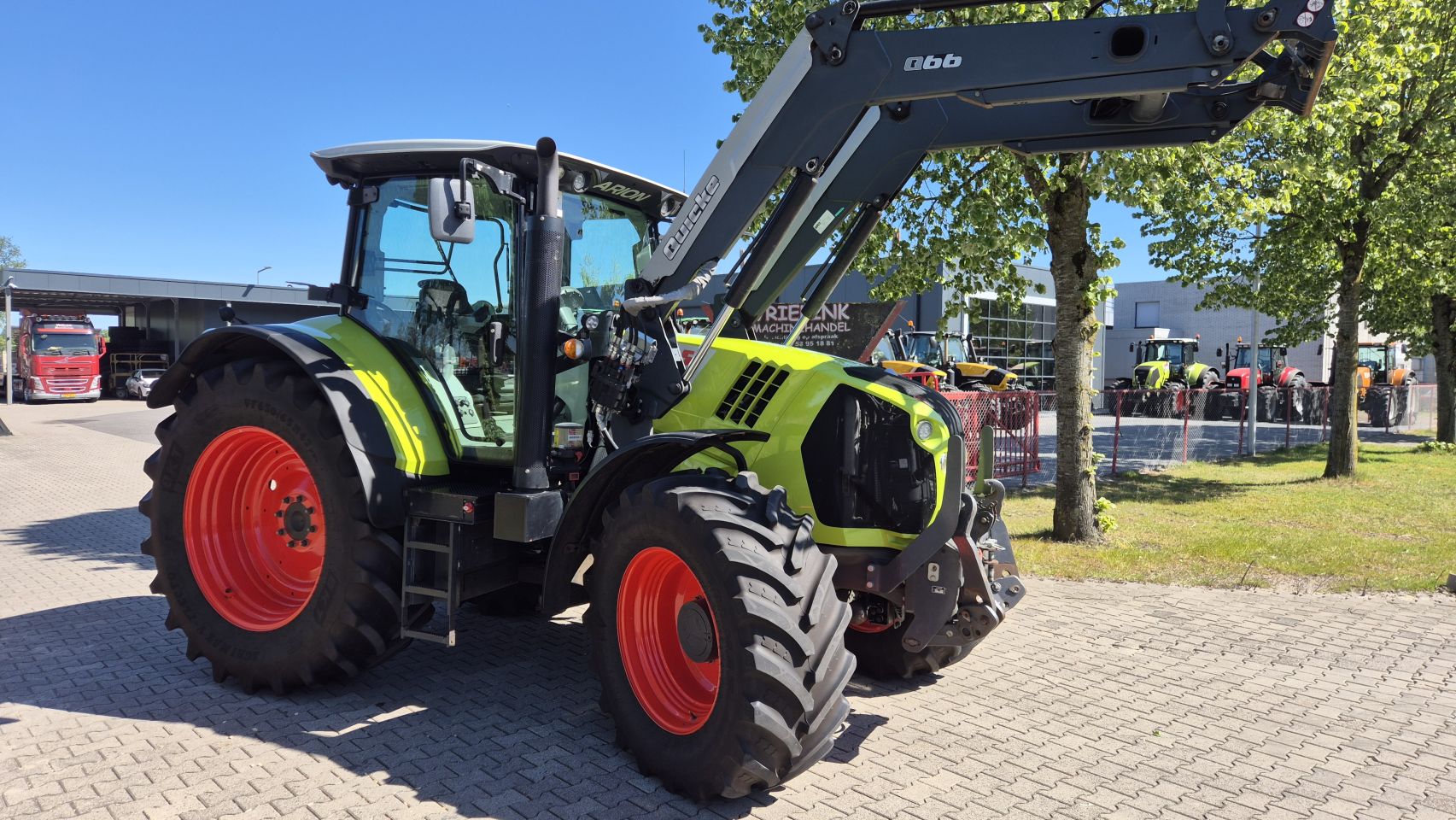 CLAAS Arion 620 CIS 50Kmh. met Quicke Frontlader en Fronthef