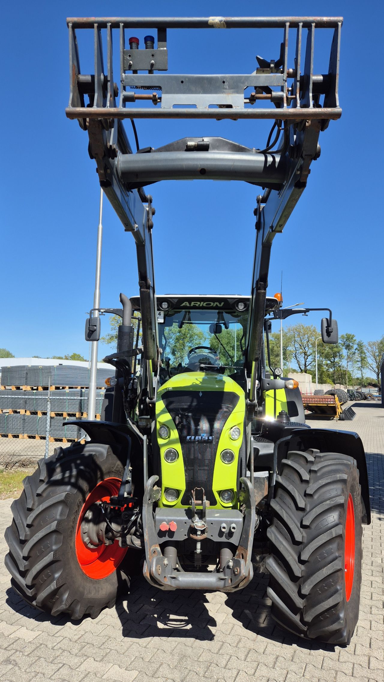CLAAS Arion 620 CIS 50Kmh. met Quicke Frontlader en Fronthef